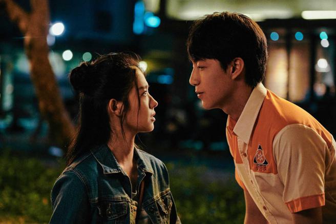 蔡凡熙在《不能流泪的悲伤》跟女主角何蓝逗谈远距恋。（图／华映提供）