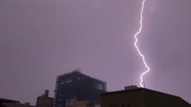 锋面通过，北台多地今天凌晨出现剧烈降雨和雷击。（蔡明亘摄）