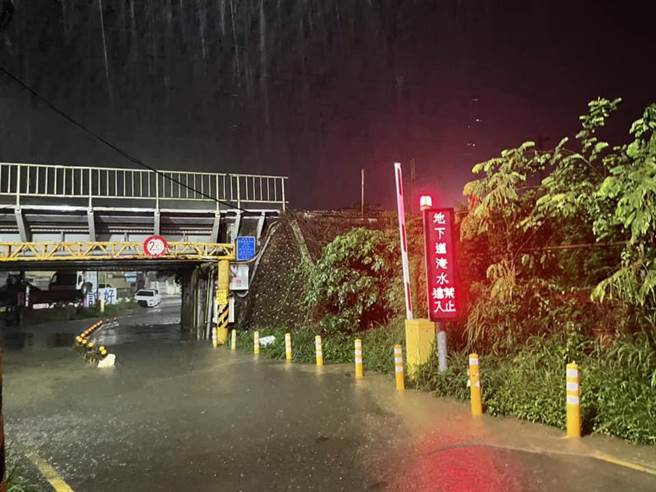 今晨爆雨，竹市太原路铁路地下道已大淹水。（翻摄自曾资程脸书／陈育贤新竹传）