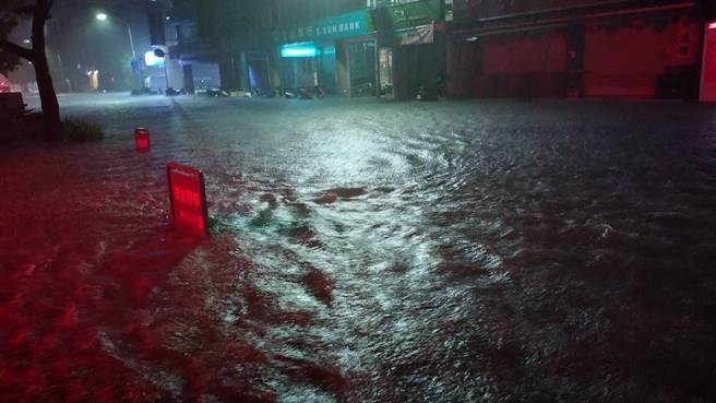 今晨爆雨，新竹市区道路多处严重淹水，图为东门国小前。（翻摄自曾资程脸书／陈育贤新竹传）