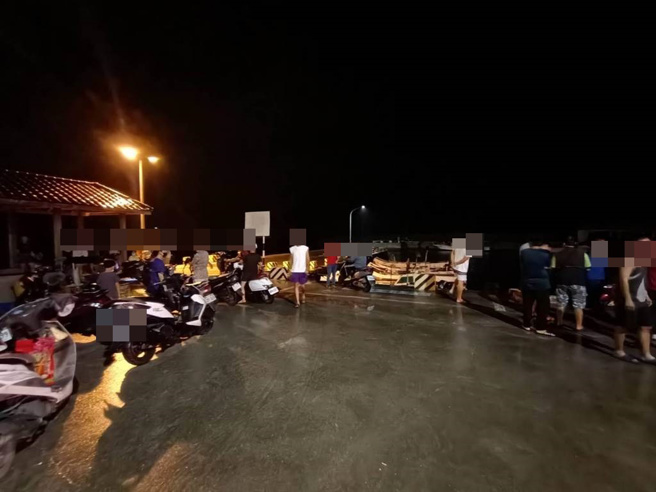 小琉球惊传2名潜水客失联，警消漏夜搜救未果，今早继续。（屏东消防局提供／谢佳潾屏东传真）