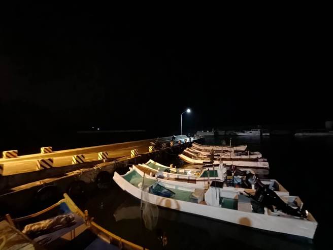 小琉球惊传2名潜水客失联，警消漏夜搜救未果，今早继续。（屏东消防局提供／谢佳潾屏东传真）