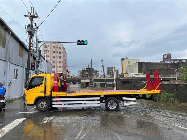香山高中因为三姓桥地下道积水无法通行，为顾及学生安全，及校车接送学生上下学安全，故宣布停课。（新竹市政府提供／王惠慧新竹传真）