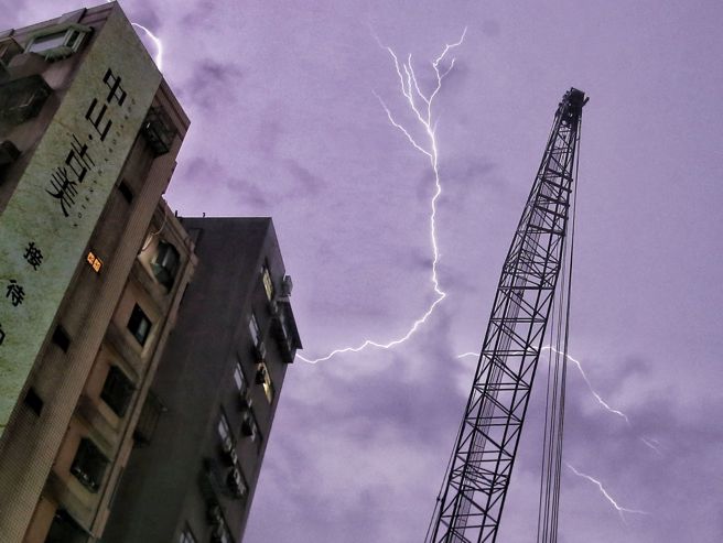 中央气象局19日0点24分针对新北市、桃园市、新竹县等县市发布大雷雨即时讯息，夜半雷声隆隆，雷痕布满天际。（杜宜谙摄）