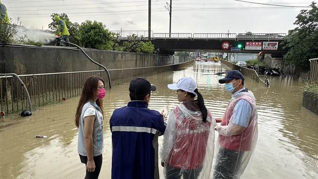 新竹市长高虹安接获通报后，立即应变指挥，也与消防局长李世恭及同仁赴三姓桥现场勘查积淹水情形。（新竹市政府提供／王惠慧新竹传真）