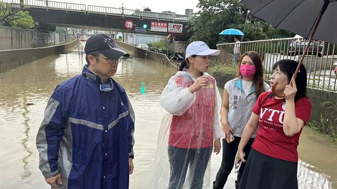 新竹市长高虹安接获通报后，立即应变指挥，也与消防局长李世恭及同仁赴三姓桥现场勘查积淹水情形。（新竹市政府提供／王惠慧新竹传真）