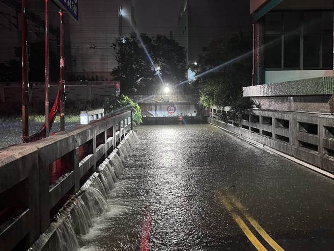 大雨導致新竹縣多處積淹水，新豐湖口地區也有地下道水深至無法通行。（吳淑君提供／邱立雅竹縣傳真）