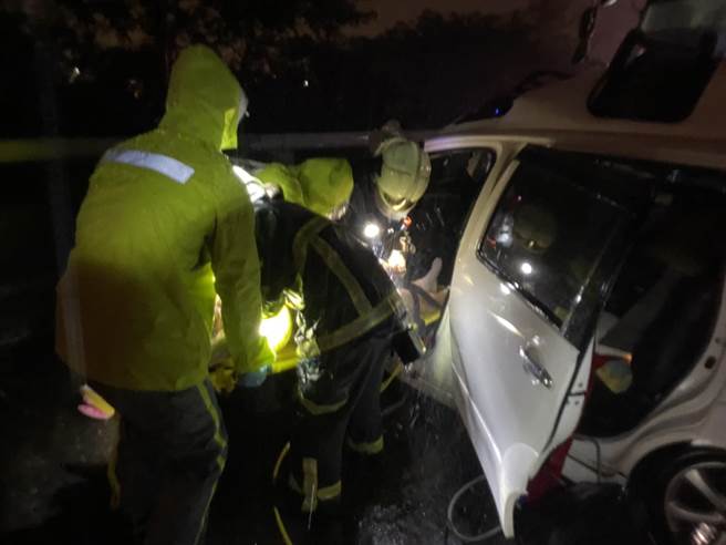 国道1号南下87.6公里外侧19日凌晨2时许发生车祸，造成1男昏迷、1女无呼吸心跳。（竹县消防局提供／邱立雅竹县传真）