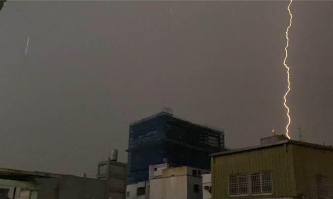 桃园市18日深夜至19日清晨，一整夜大雷雨狂轰，多处地区都传出无预警停电消息。（蔡明亘摄）