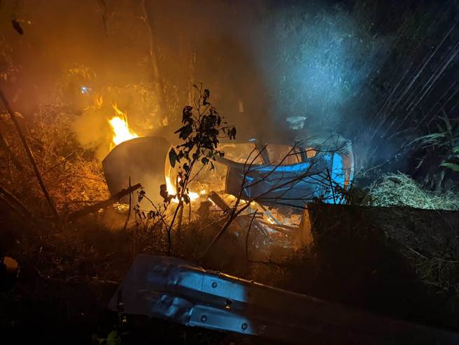 国道3号南下87.1公里19日凌晨近4时发生汽车火警，车内人员已明显死亡。（竹县消防局提供／邱立雅竹县传真）