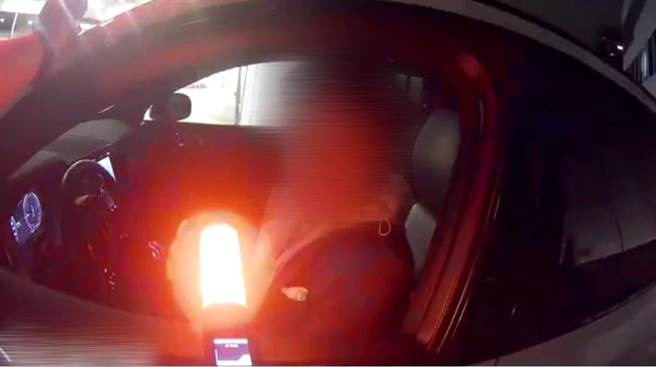 警方发现蔡男逆向开进医院，立即上前拦查。（翻摄照片／林郁平台北传真）