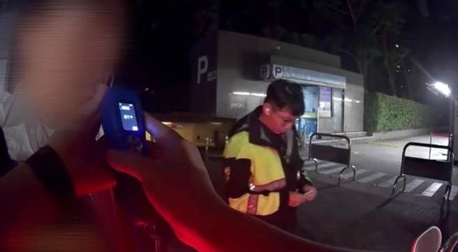 警方确认酒测值超标后，将蔡男依现行犯逮捕。（翻摄照片／林郁平台北传真）