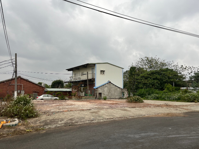 另一个视角来看，空地就是凶宅透天厝拆掉的地方（陈梦茹／摄）