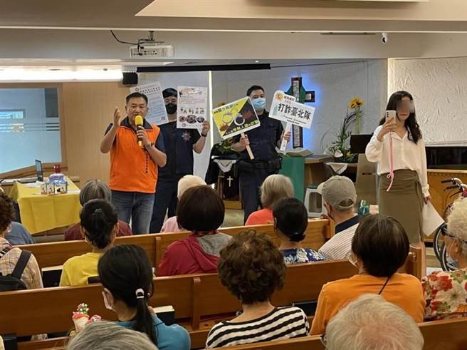 大安分局向长者进行反诈骗宣导。（翻摄照片／林郁平台北传真）