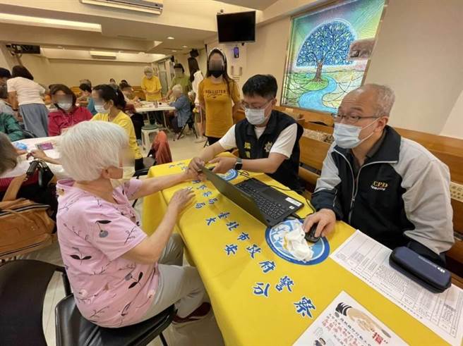 员警替长者进行指纹捺印及建檔服务。（翻摄照片／林郁平台北传真）