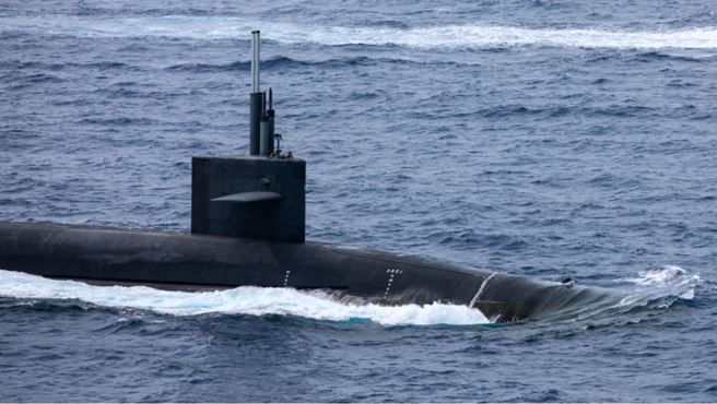 俄亥俄级（Ohio-class）潜舰「缅因」号（USS Maine，SSBN 741）4月在关岛海域的资料照。（五角大厦国防视觉资讯发布服务单位/DVIDS）