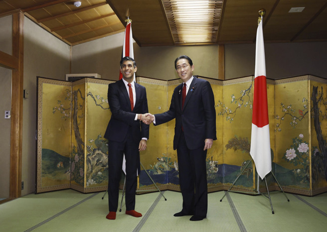 首相府一名发言人表示，苏纳克与岸田文雄达成共识，英日将持续密切合作，保卫自由开放的国际秩序，包括透过允许相互部署武装部队的「相互准入协定」（RAA），以及内容涵盖研发生产新一代战机和促进国防工业整合的英、日、义「全球空战计画」（Global Combat Air Program）。(图/美联社)
