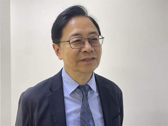 桃园市长张善政19日被问到是否接到电话，张善政表示，自己主动向他致贺，侯也表达他需要大家支持，要赶快团结是第一任务。（赖佑维摄）