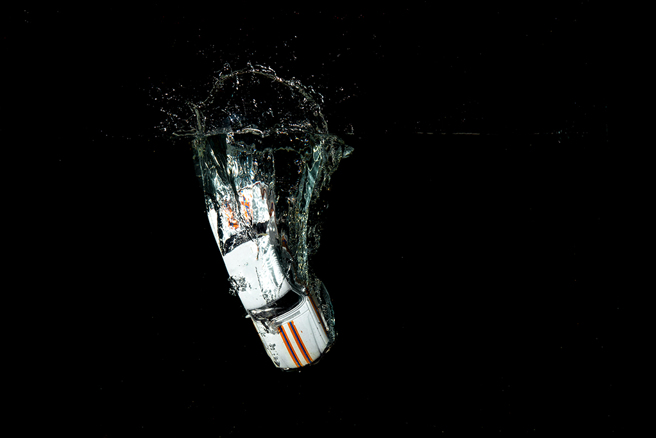 奶奶为了省钱拒叫代驾，自告奋勇开车载家人返家，不料车子突然失控，一家5口坠河惨死。（示意图／达志影像）