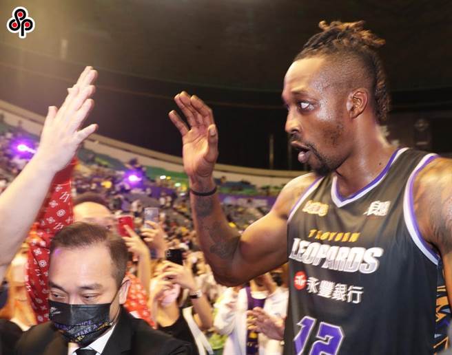 前NBA明星球员「魔兽」霍华德去年加盟桃园永丰云豹队，在台首战后，「魔兽」离开球场开心与球迷击掌。（陈怡诚摄，本报资料照片）