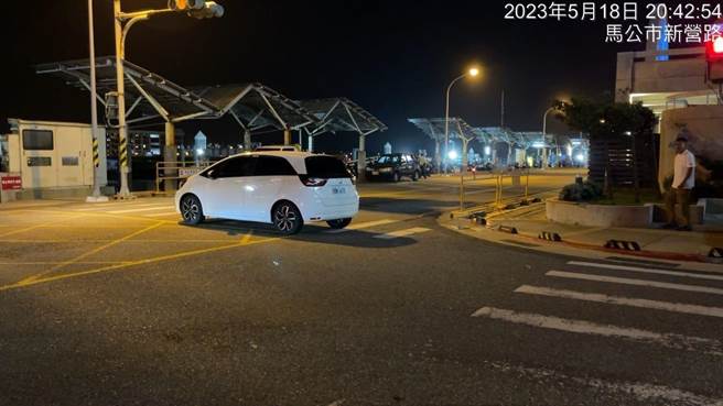 白色租赁车就大方的停在路口斑马线上当路霸。（澎湖交通观察日志、许逸民／澎湖传真）