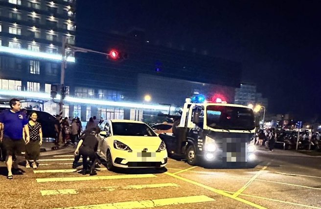 警方终于找来拖吊车拖吊白色租赁车。（民眾提供。许逸民／澎湖传真）