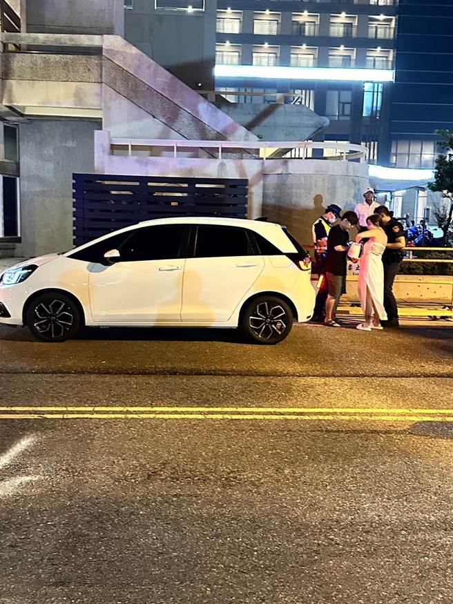 违规将白色租赁车停在路口斑马线上当路霸的行为人出现，和警方沟通。（民眾提供。许逸民／澎湖传真）