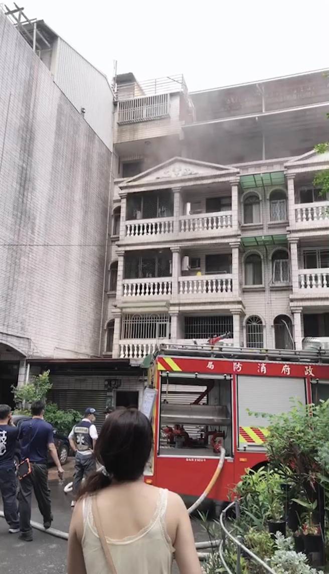 屋主女儿望着自家透天失火，惊险回忆表示，听见2楼书房有火花声，查看时已起火燃烧。（翻摄照片／崔正纲高雄传真）