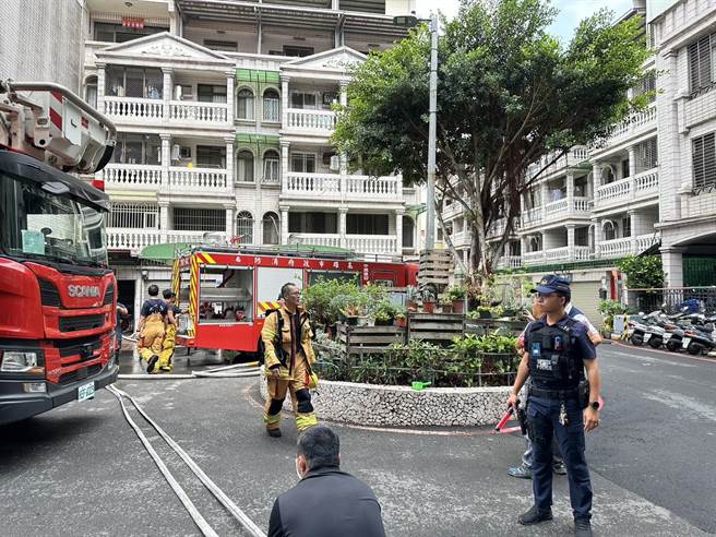 三民区透天失火，警消获报到场布线灌救，所幸25分钟将火势扑灭，无人受困伤亡。（翻摄照片／崔正纲高雄传真）