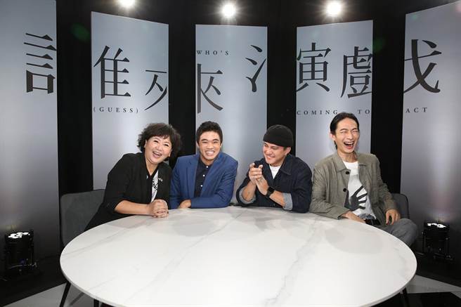演员黄河（右起）、黄远及潘亲御一同接受镜电视节目《谁来演戏之圆桌对谈》访问，左为主持人王琄。（镜电视提供）