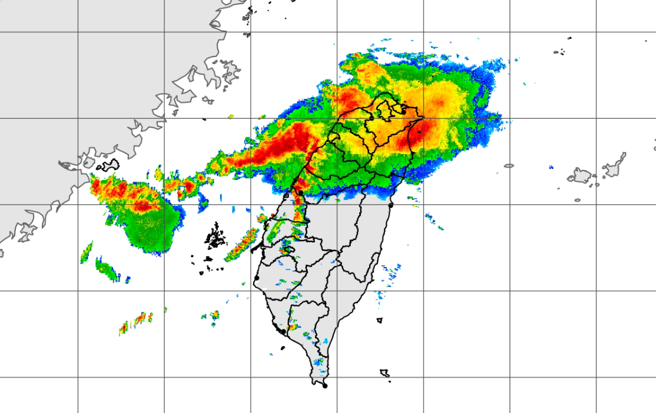 专家提醒，造成剧烈降雨的「烟囱云」开始南移，苗栗、台中北侧务必提高警觉。（中央气象局提供）