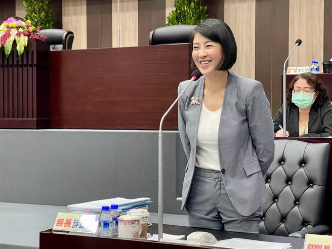 南投縣長許淑華19日出席南投縣議會縣政總質詢，坦言接獲侯友宜爭取支持電話，還請她代為向議長何勝豐打個招呼。（楊靜茹攝）