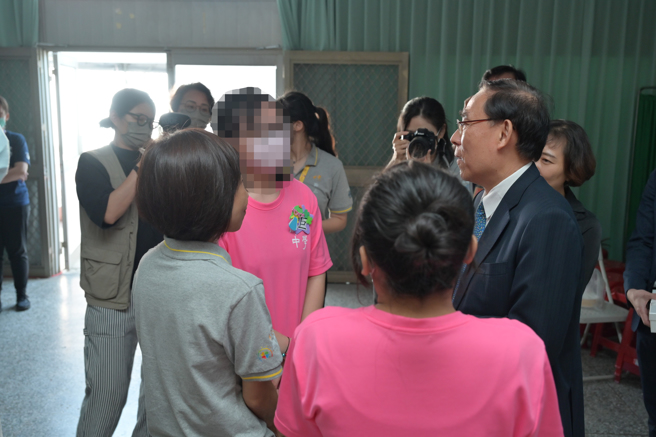 蔡清祥立即上台承诺愿替她寻找失散多年的手足，女学生听了上前拥抱蔡清祥。（法务部提供）