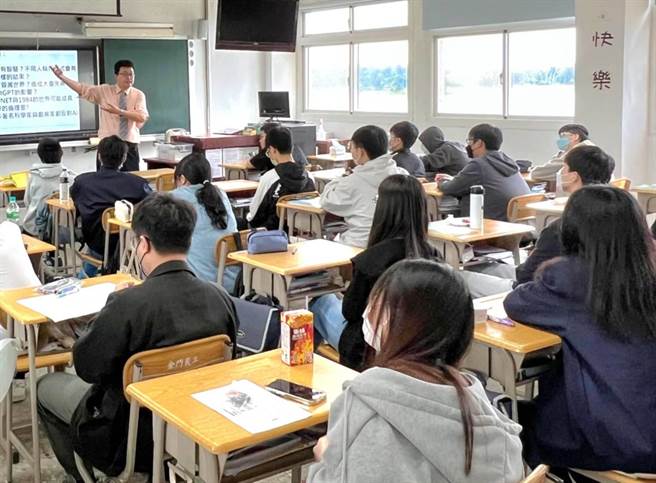 金大土木系前进高中职校园办理「智慧土木在金门」活动，扎根AI领域新知能。(图／金大提供)