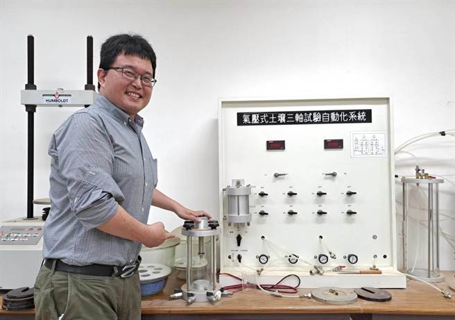 金大土木系介绍AI技术软硬体与土木领域的关系，深受两校师生的喜爱与欢迎。(图／金大提供)