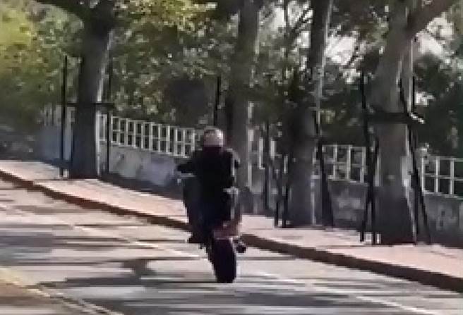 重机骑士在彰139线翘孤轮行驶，遭检方以公共危险罪嫌起诉。（民眾提供／孙英哲彰化传真）