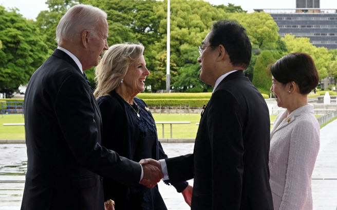 日本首相岸田文雄夫妇5月19日在广岛和平纪念公园（Hiroshima Peace Memorial Park）迎接美国总统拜登夫妇。（路透）