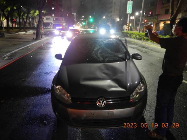 34岁陈姓男子19日深夜骑着单车过路口时，因未依两段式左转，遭到直行的26岁曾男撞击。（高市苓雅分局提供／杨舒婷高雄传真）