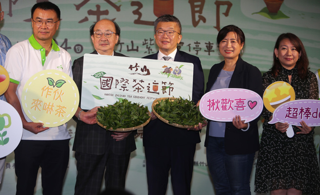 「2023竹山国际茶道节」活动暨记者会19日举行，农委会主委陈吉仲（左起）、立法院民进党团总召柯建铭、立法院副院长蔡其昌、立委蔡培慧与罗美铃出席为南投地方茶农的茶叶代言。（季志翔摄）