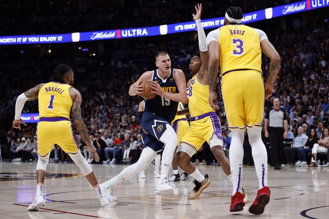 约基奇持球闯入禁区准备上篮。(路透)