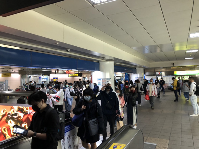 台北捷运至今仍无法使用Apple Pay进出。（资料照／杨亚璇摄）