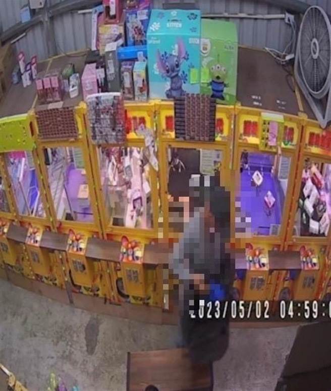 铁警局台中分局过滤多组监视器画面，锁定陈姓嫌犯涉案。（读者提供／谢明俊苗栗传真）