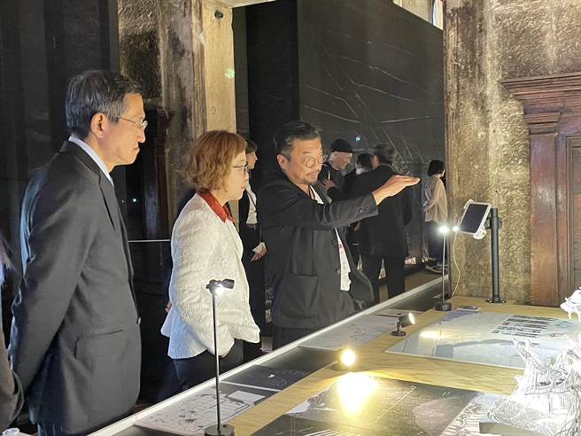 策展人曾玮（右）向驻义大利代表处大使蔡允中（左）、文化部政务次长王时思导览介绍策展内容。（国美馆提供）