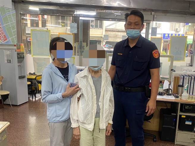 高雄一名家住三民区的八旬老妇18日下午失智迷途至盐埕区，警方获报后动用监视器巡查系统才帮老妇找到家人，呼吁失智者家属可到派出所建檔指纹，避免走失事件再发生。（高市盐埕分局提供／袁庭尧高雄传真）。