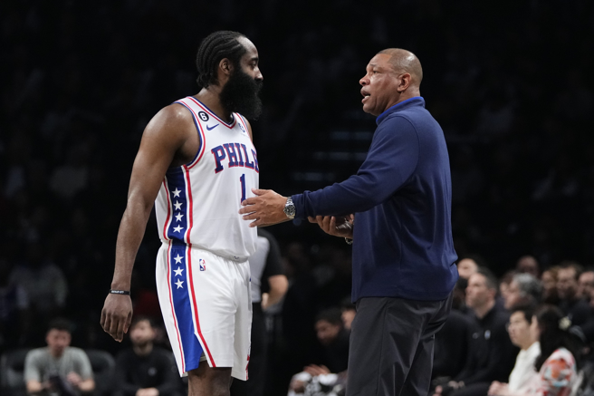 哈登（左）、瑞弗斯（右）師徒關係只維持1個半賽季。（美聯社資料照）