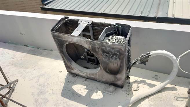 冷气室外机内部电容器故障起火。（彰化县消防局提供／孙英哲彰化传真）