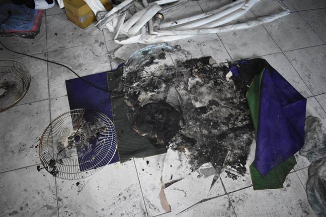 电风扇马达运转故障起火，烧毁周遭地垫等可燃物。（彰化县消防局提供／孙英哲彰化传真）