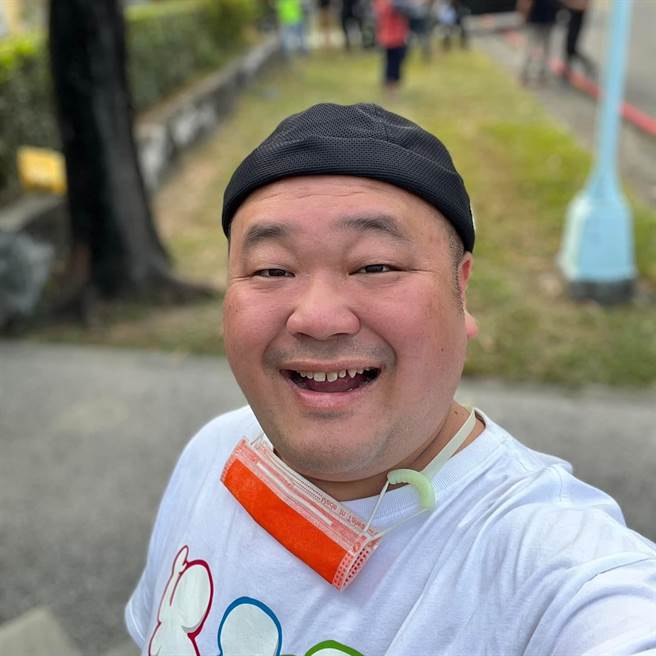 曾出演知名电视剧「麻辣鲜师」演员郭力夫在脸书惊爆「惊嘆号艺能公司」曾对女性学员骗财骗色挨告，一审被依散布文字诽谤罪判拘25天，二审高雄地院认为，该公司总监确实曾因性骚扰求职者上过新闻，郭的发文属可受公评之事，逆转改判郭男无罪，可上诉。（翻摄自郭立夫脸书／袁庭尧高雄传真）