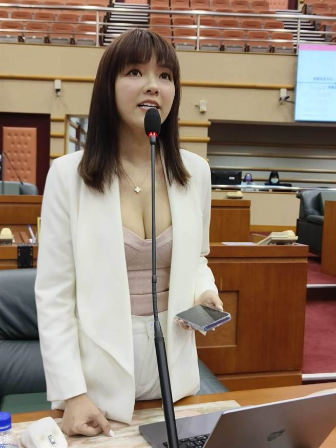 嘉义市议员顏色不分蓝绿支持性专区顏色田慎节今天质询有关性专区议题。（廖素慧摄）