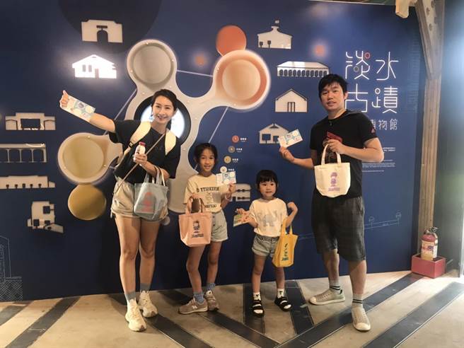 淡水古蹟博物馆「玩印海关-淡古联盟绢印DIY体验」。（新北市文化局提供）